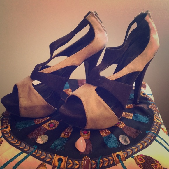 Black-and-Tan Velvet heels with Zipper back - Picture 1 of 4